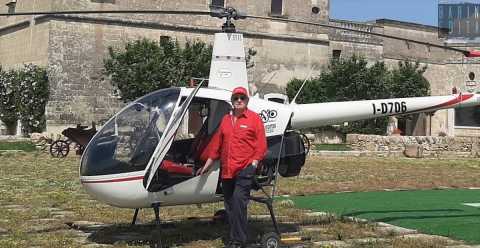 Grottaglie, la storia di Enzo: a 86 anni pilota ancora un elicottero. «In Italia sono il più anziano»